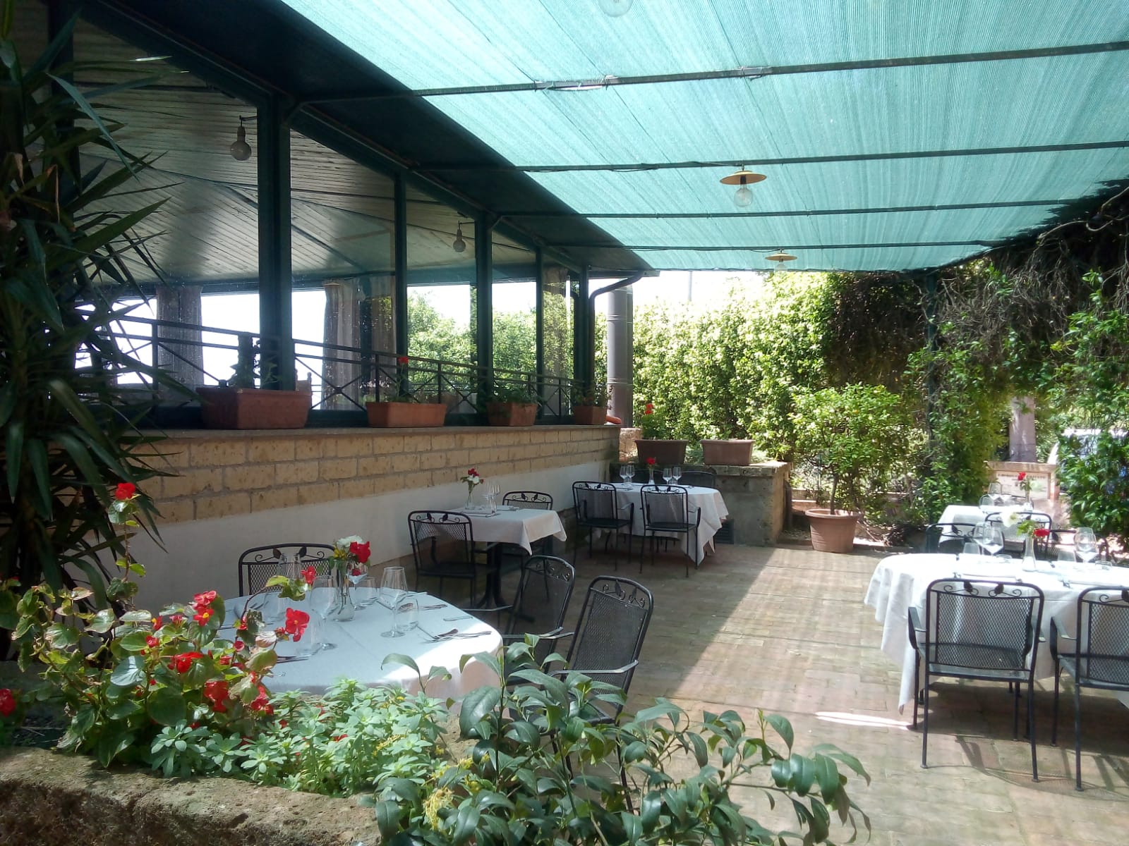 Ristorante dei Merli Esterno sistemazione tavoli 22 Salone da pranzo del Ristorante dei Merli