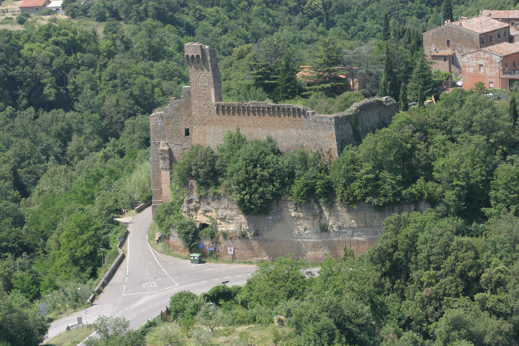Rocca di Sovana vista aerea Rocca di Sovana vista aerea